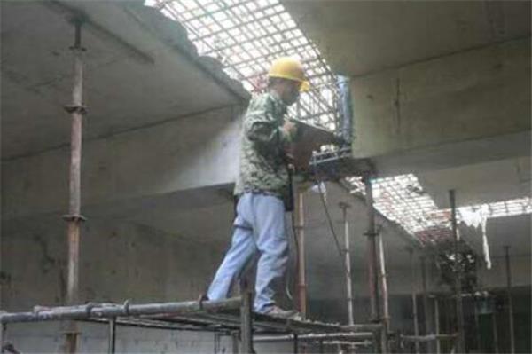 清理后澆帶，清理梁頭