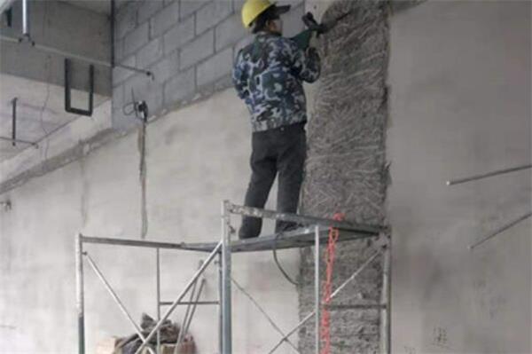 墻面剔鑿破碎，漲模剔鑿